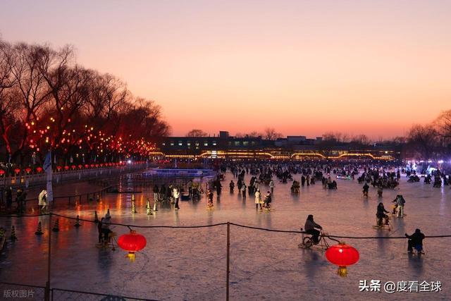 灯火映冰湖,年味漫京城!什刹海夜滑藏着老北京的新浪漫_灯火映冰湖,年味漫京城!什刹海夜滑藏着老北京的新浪漫_