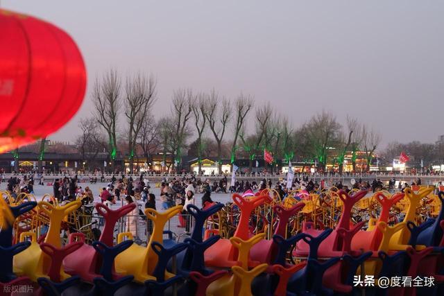 _灯火映冰湖,年味漫京城!什刹海夜滑藏着老北京的新浪漫_灯火映冰湖,年味漫京城!什刹海夜滑藏着老北京的新浪漫