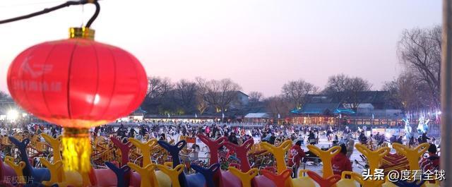 灯火映冰湖,年味漫京城!什刹海夜滑藏着老北京的新浪漫__灯火映冰湖,年味漫京城!什刹海夜滑藏着老北京的新浪漫