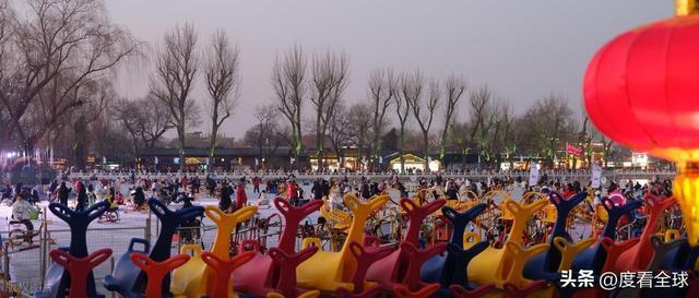_灯火映冰湖,年味漫京城!什刹海夜滑藏着老北京的新浪漫_灯火映冰湖,年味漫京城!什刹海夜滑藏着老北京的新浪漫