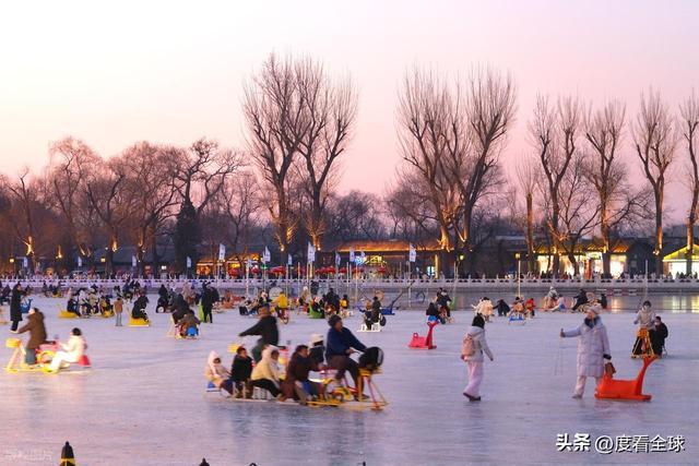 灯火映冰湖,年味漫京城!什刹海夜滑藏着老北京的新浪漫_灯火映冰湖,年味漫京城!什刹海夜滑藏着老北京的新浪漫_