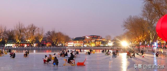 _灯火映冰湖,年味漫京城!什刹海夜滑藏着老北京的新浪漫_灯火映冰湖,年味漫京城!什刹海夜滑藏着老北京的新浪漫