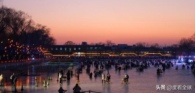灯火映冰湖,年味漫京城!什刹海夜滑藏着老北京的新浪漫__灯火映冰湖,年味漫京城!什刹海夜滑藏着老北京的新浪漫