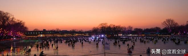 灯火映冰湖,年味漫京城!什刹海夜滑藏着老北京的新浪漫_灯火映冰湖,年味漫京城!什刹海夜滑藏着老北京的新浪漫_