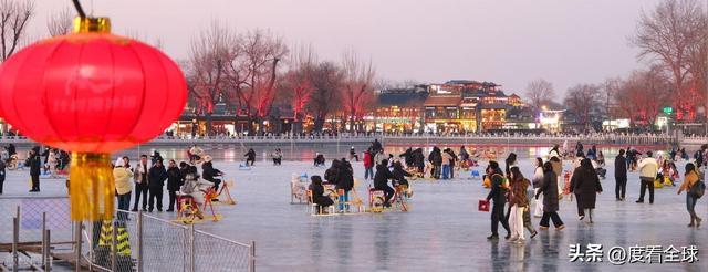 _灯火映冰湖,年味漫京城!什刹海夜滑藏着老北京的新浪漫_灯火映冰湖,年味漫京城!什刹海夜滑藏着老北京的新浪漫