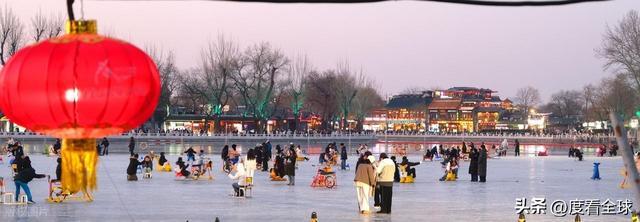 _灯火映冰湖,年味漫京城!什刹海夜滑藏着老北京的新浪漫_灯火映冰湖,年味漫京城!什刹海夜滑藏着老北京的新浪漫