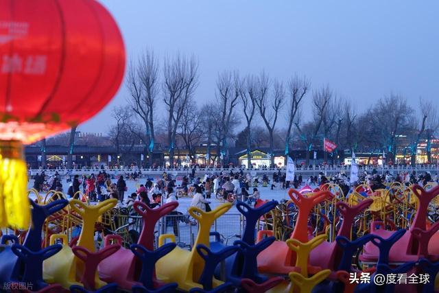_灯火映冰湖,年味漫京城!什刹海夜滑藏着老北京的新浪漫_灯火映冰湖,年味漫京城!什刹海夜滑藏着老北京的新浪漫