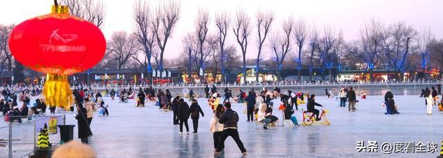 灯火映冰湖,年味漫京城!什刹海夜滑藏着老北京的新浪漫__灯火映冰湖,年味漫京城!什刹海夜滑藏着老北京的新浪漫