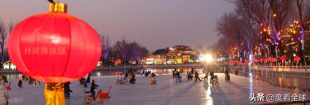灯火映冰湖,年味漫京城!什刹海夜滑藏着老北京的新浪漫_灯火映冰湖,年味漫京城!什刹海夜滑藏着老北京的新浪漫_