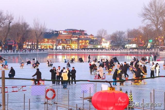 _灯火映冰湖,年味漫京城!什刹海夜滑藏着老北京的新浪漫_灯火映冰湖,年味漫京城!什刹海夜滑藏着老北京的新浪漫