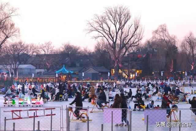 灯火映冰湖,年味漫京城!什刹海夜滑藏着老北京的新浪漫__灯火映冰湖,年味漫京城!什刹海夜滑藏着老北京的新浪漫