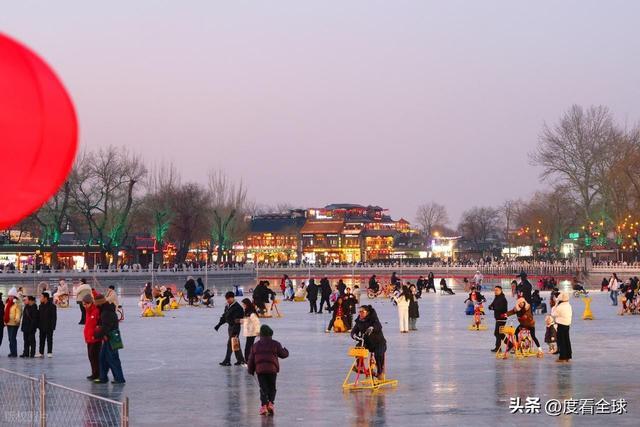_灯火映冰湖,年味漫京城!什刹海夜滑藏着老北京的新浪漫_灯火映冰湖,年味漫京城!什刹海夜滑藏着老北京的新浪漫