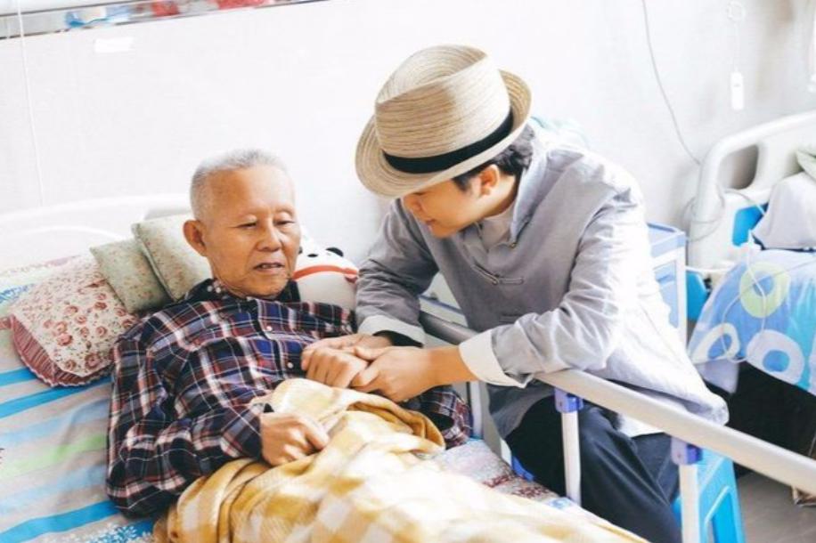 _一把好牌打得稀烂！47岁“跳梁小丑”李玉刚，口碑彻底反转了？_一把好牌打得稀烂！47岁“跳梁小丑”李玉刚，口碑彻底反转了？