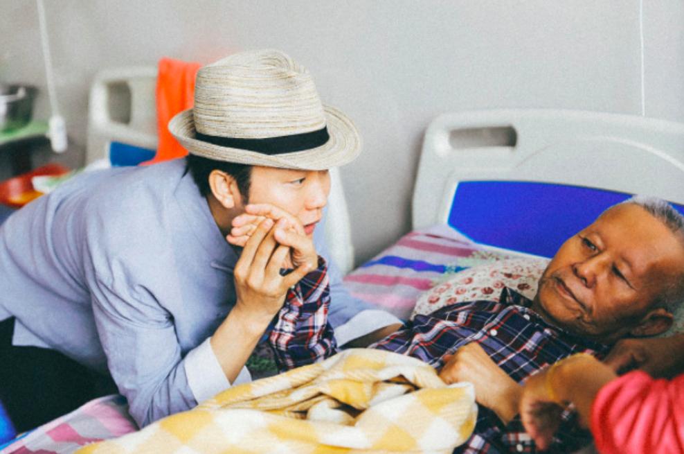 _一把好牌打得稀烂！47岁“跳梁小丑”李玉刚，口碑彻底反转了？_一把好牌打得稀烂！47岁“跳梁小丑”李玉刚，口碑彻底反转了？