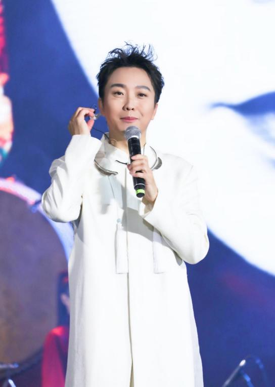 _一把好牌打得稀烂！47岁“跳梁小丑”李玉刚，口碑彻底反转了？_一把好牌打得稀烂！47岁“跳梁小丑”李玉刚，口碑彻底反转了？