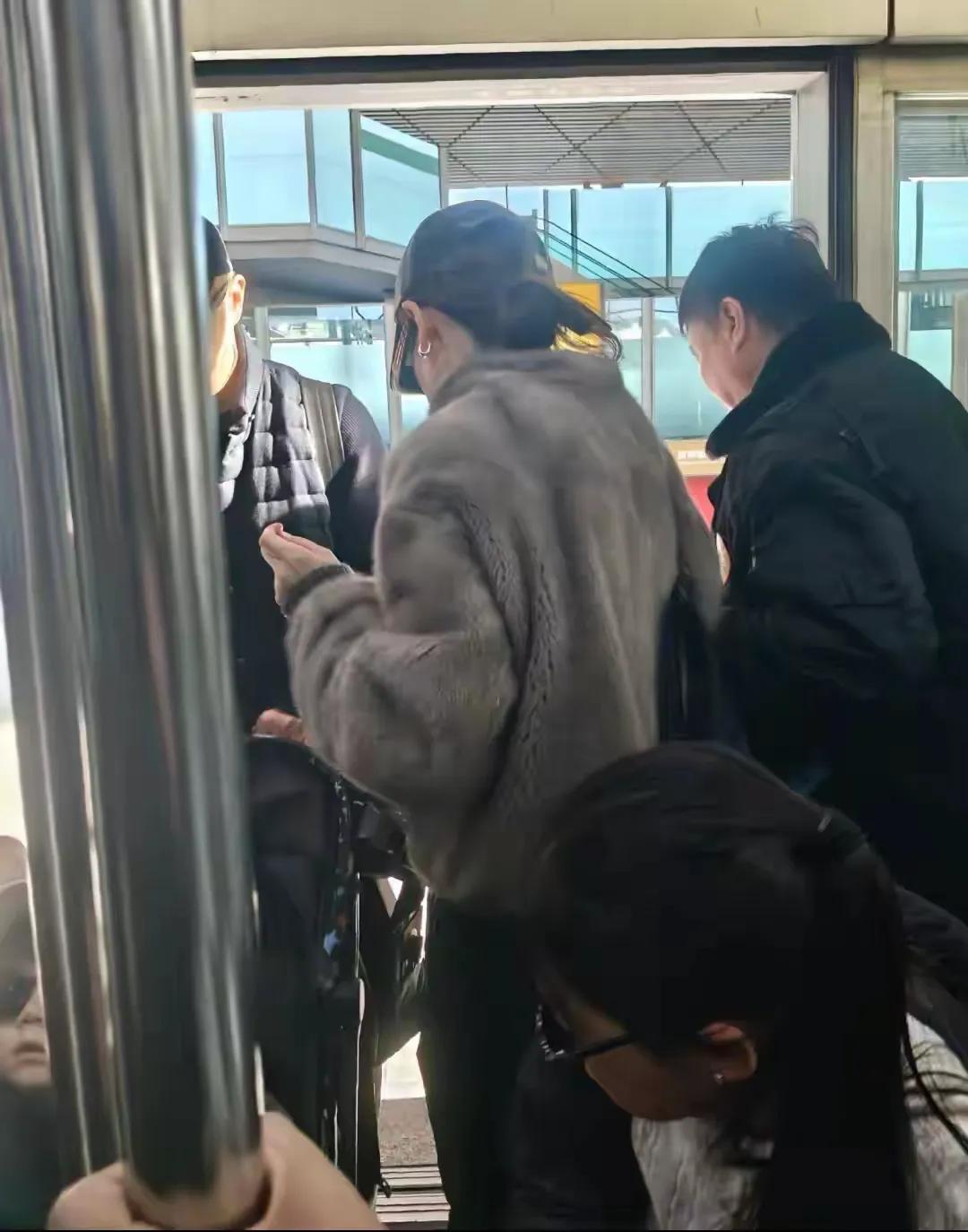 奥迪q2l空调滤芯怎样拆卸__k歌删了对方能看到吗