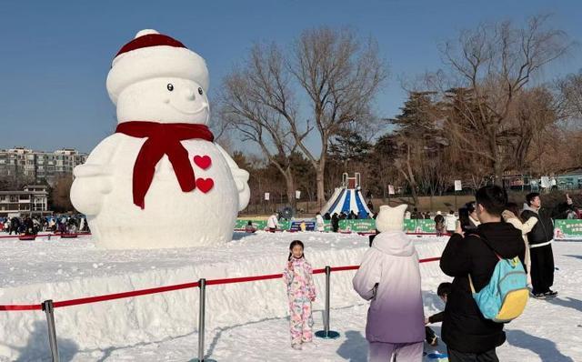 错过等一年!陶然亭公园“超萌大雪人”上线,速来打卡__错过等一年!陶然亭公园“超萌大雪人”上线,速来打卡