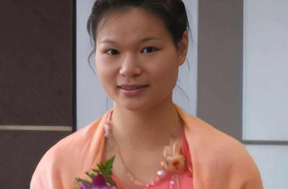 她是奥运冠军，399万高价卖掉金牌，辞去公职全家移民 41岁成胸模__她是奥运冠军，399万高价卖掉金牌，辞去公职全家移民 41岁成胸模