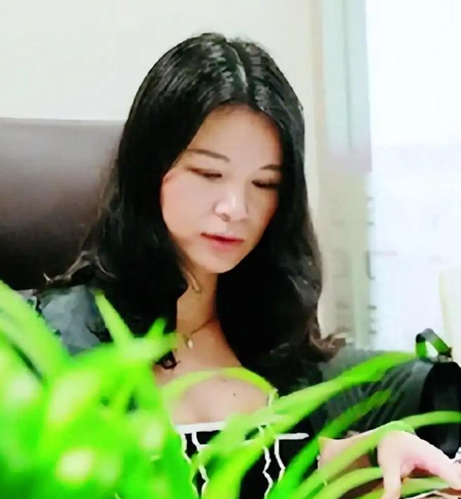 她是奥运冠军，399万高价卖掉金牌，辞去公职全家移民 41岁成胸模__她是奥运冠军，399万高价卖掉金牌，辞去公职全家移民 41岁成胸模