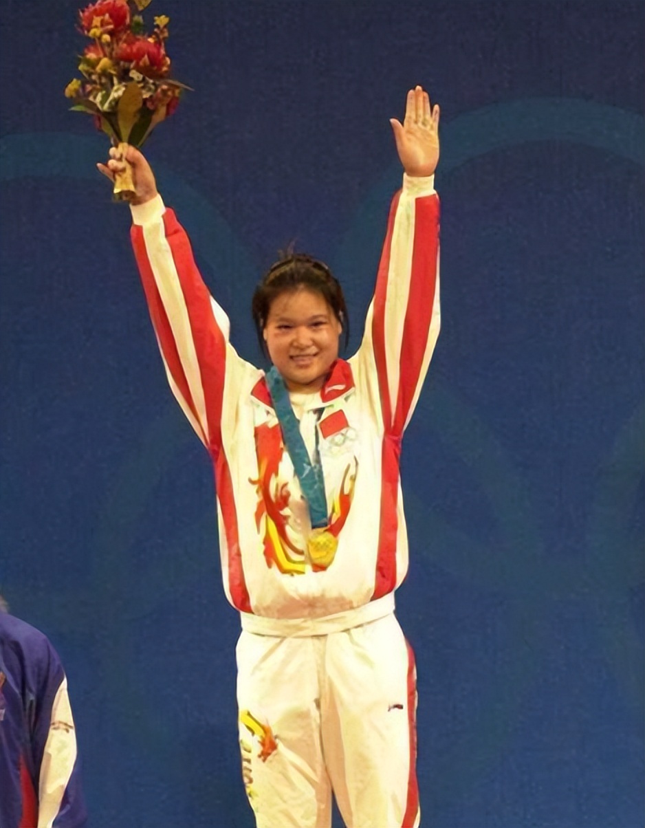 她是奥运冠军，399万高价卖掉金牌，辞去公职全家移民 41岁成胸模_她是奥运冠军，399万高价卖掉金牌，辞去公职全家移民 41岁成胸模_