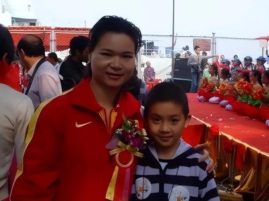 她是奥运冠军，399万高价卖掉金牌，辞去公职全家移民 41岁成胸模__她是奥运冠军，399万高价卖掉金牌，辞去公职全家移民 41岁成胸模