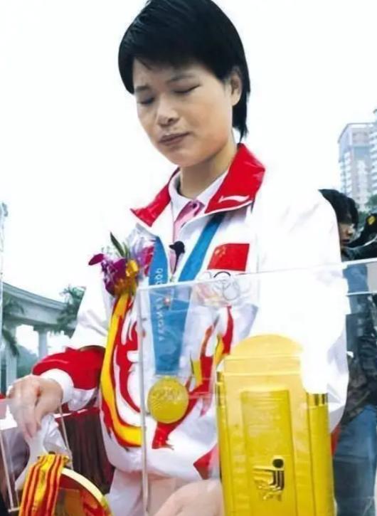 _她是奥运冠军，399万高价卖掉金牌，辞去公职全家移民 41岁成胸模_她是奥运冠军，399万高价卖掉金牌，辞去公职全家移民 41岁成胸模