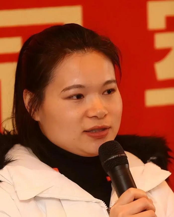 _她是奥运冠军，399万高价卖掉金牌，辞去公职全家移民 41岁成胸模_她是奥运冠军，399万高价卖掉金牌，辞去公职全家移民 41岁成胸模