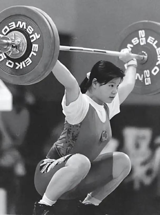 _她是奥运冠军，399万高价卖掉金牌，辞去公职全家移民 41岁成胸模_她是奥运冠军，399万高价卖掉金牌，辞去公职全家移民 41岁成胸模