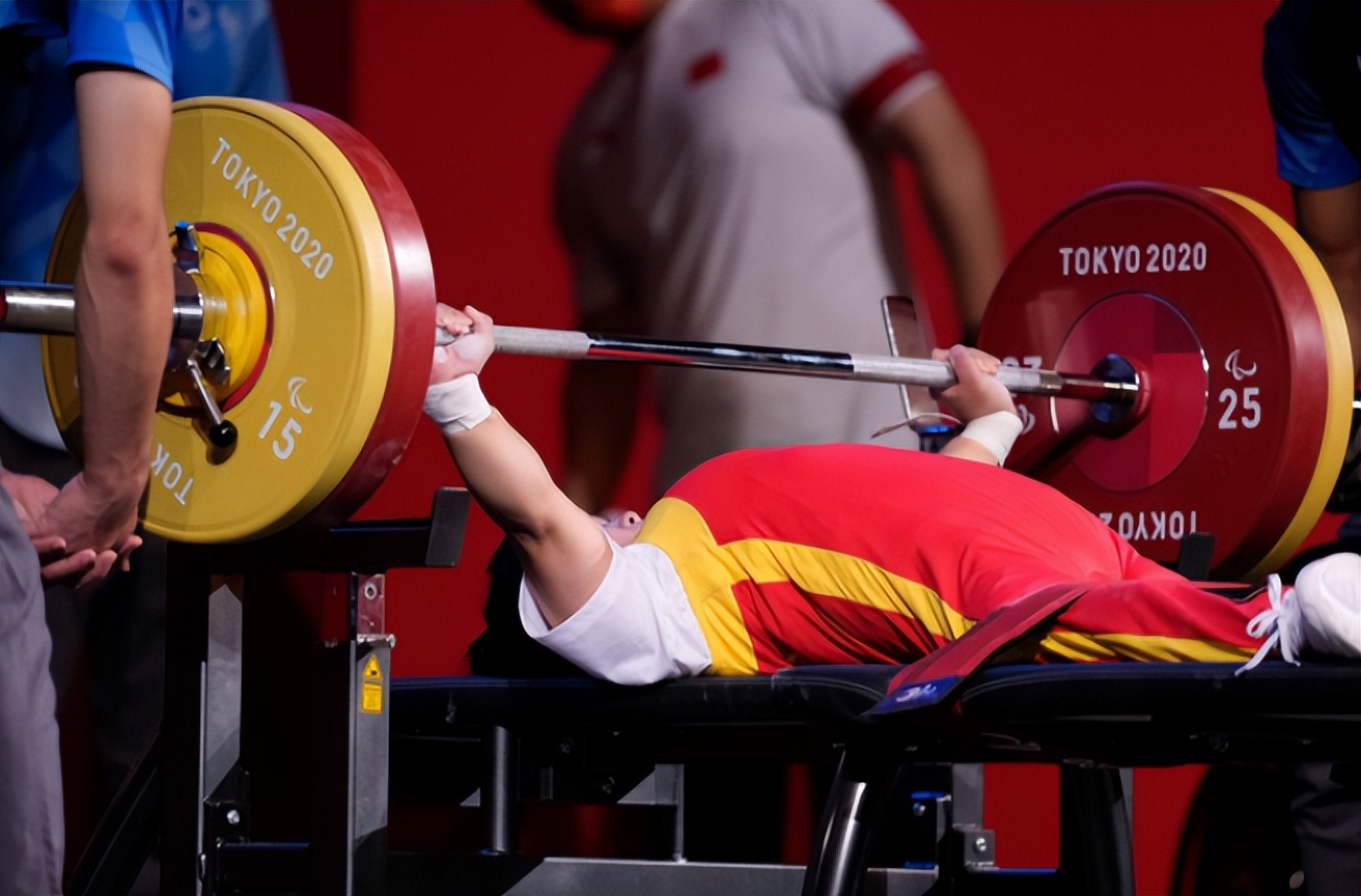 她是奥运冠军，399万高价卖掉金牌，辞去公职全家移民 41岁成胸模_她是奥运冠军，399万高价卖掉金牌，辞去公职全家移民 41岁成胸模_