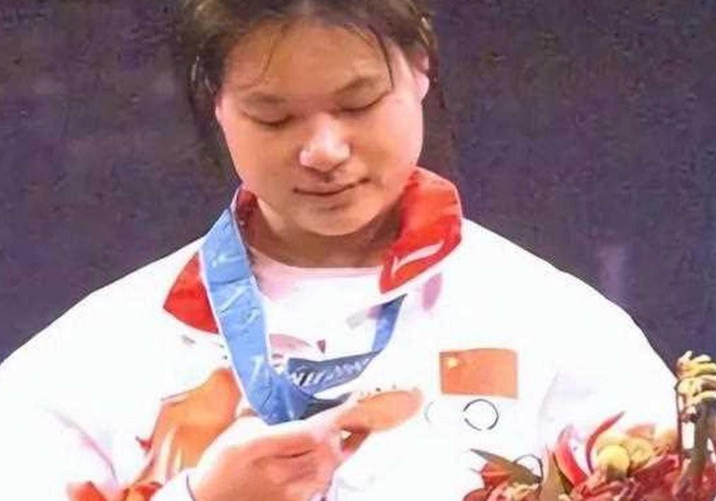 _她是奥运冠军，399万高价卖掉金牌，辞去公职全家移民 41岁成胸模_她是奥运冠军，399万高价卖掉金牌，辞去公职全家移民 41岁成胸模