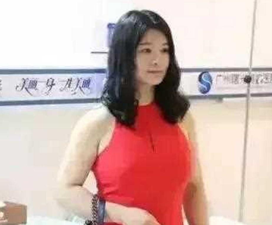 她是奥运冠军，399万高价卖掉金牌，辞去公职全家移民 41岁成胸模_她是奥运冠军，399万高价卖掉金牌，辞去公职全家移民 41岁成胸模_