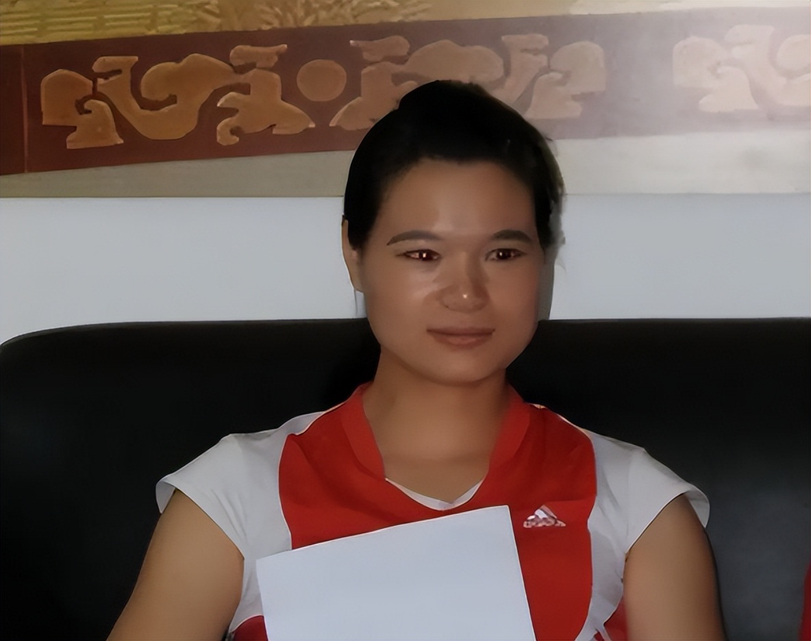 她是奥运冠军，399万高价卖掉金牌，辞去公职全家移民 41岁成胸模__她是奥运冠军，399万高价卖掉金牌，辞去公职全家移民 41岁成胸模