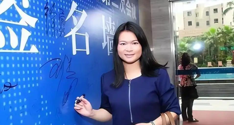 她是奥运冠军，399万高价卖掉金牌，辞去公职全家移民 41岁成胸模_她是奥运冠军，399万高价卖掉金牌，辞去公职全家移民 41岁成胸模_