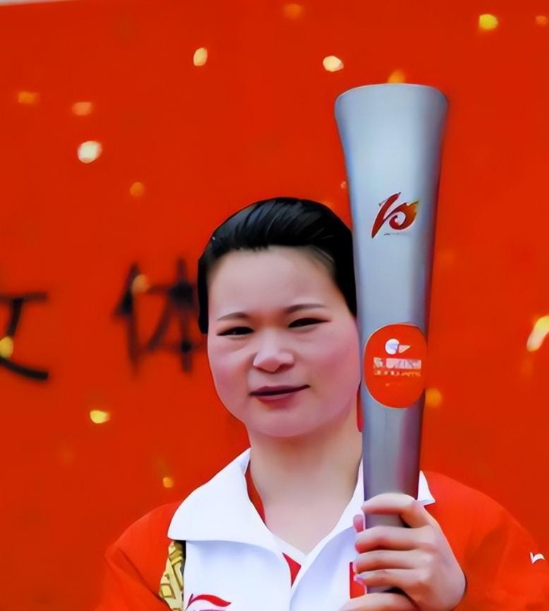 她是奥运冠军，399万高价卖掉金牌，辞去公职全家移民 41岁成胸模_她是奥运冠军，399万高价卖掉金牌，辞去公职全家移民 41岁成胸模_