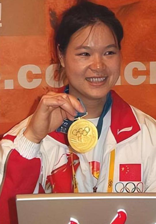 她是奥运冠军，399万高价卖掉金牌，辞去公职全家移民 41岁成胸模__她是奥运冠军，399万高价卖掉金牌，辞去公职全家移民 41岁成胸模