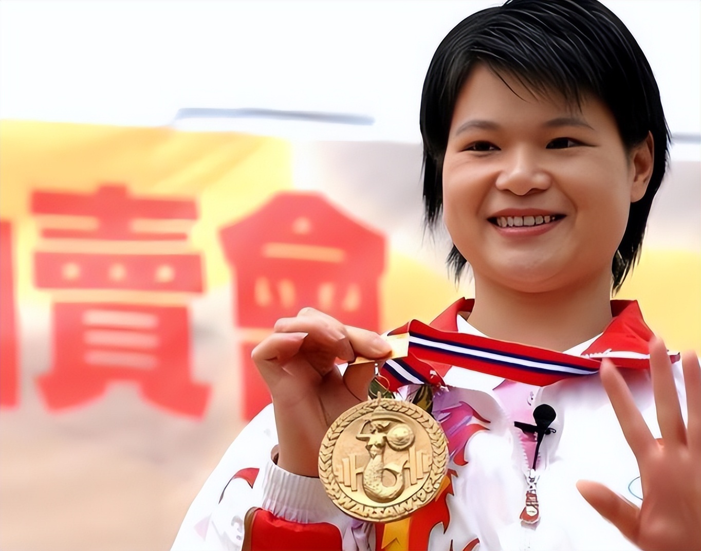 她是奥运冠军，399万高价卖掉金牌，辞去公职全家移民 41岁成胸模__她是奥运冠军，399万高价卖掉金牌，辞去公职全家移民 41岁成胸模