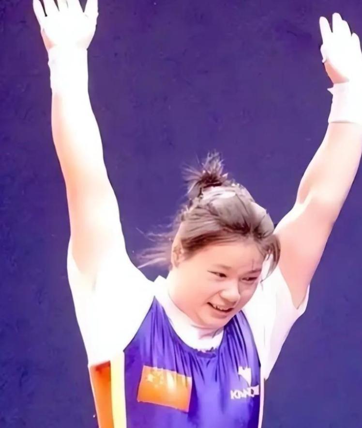 她是奥运冠军，399万高价卖掉金牌，辞去公职全家移民 41岁成胸模__她是奥运冠军，399万高价卖掉金牌，辞去公职全家移民 41岁成胸模