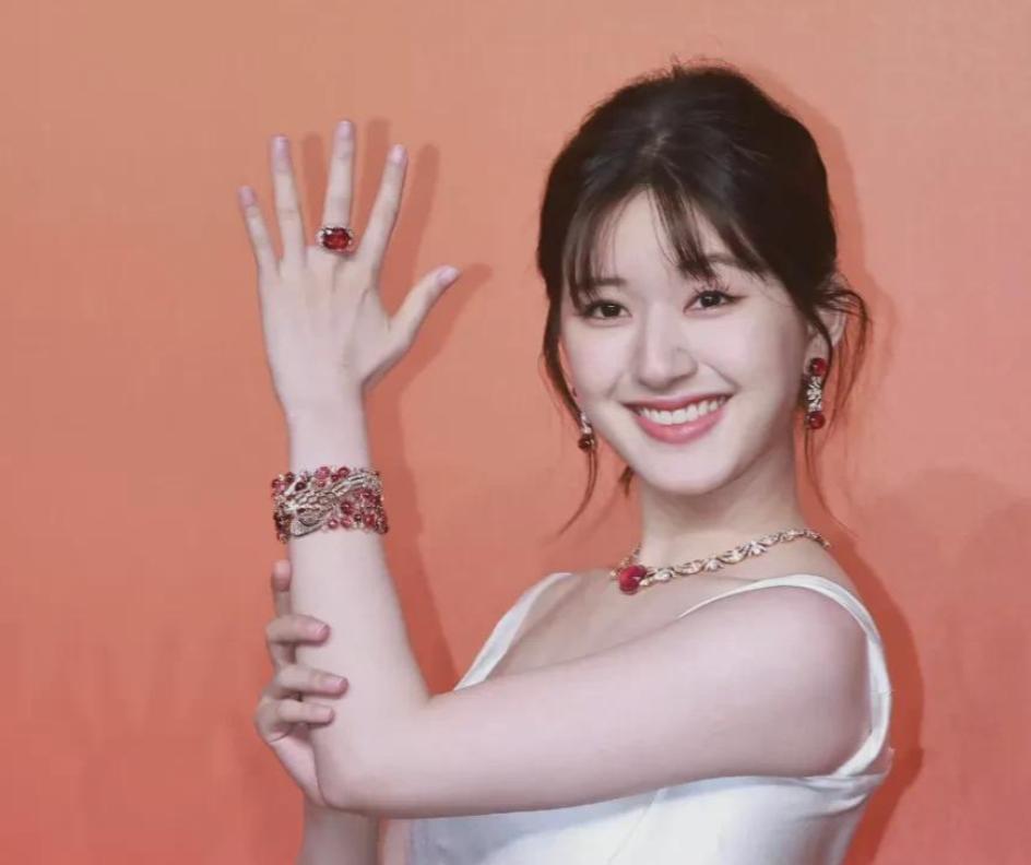 官方出手了！吴磊床照事件再升级，何猷君被曝出轨，赵露思被牵连__官方出手了！吴磊床照事件再升级，何猷君被曝出轨，赵露思被牵连