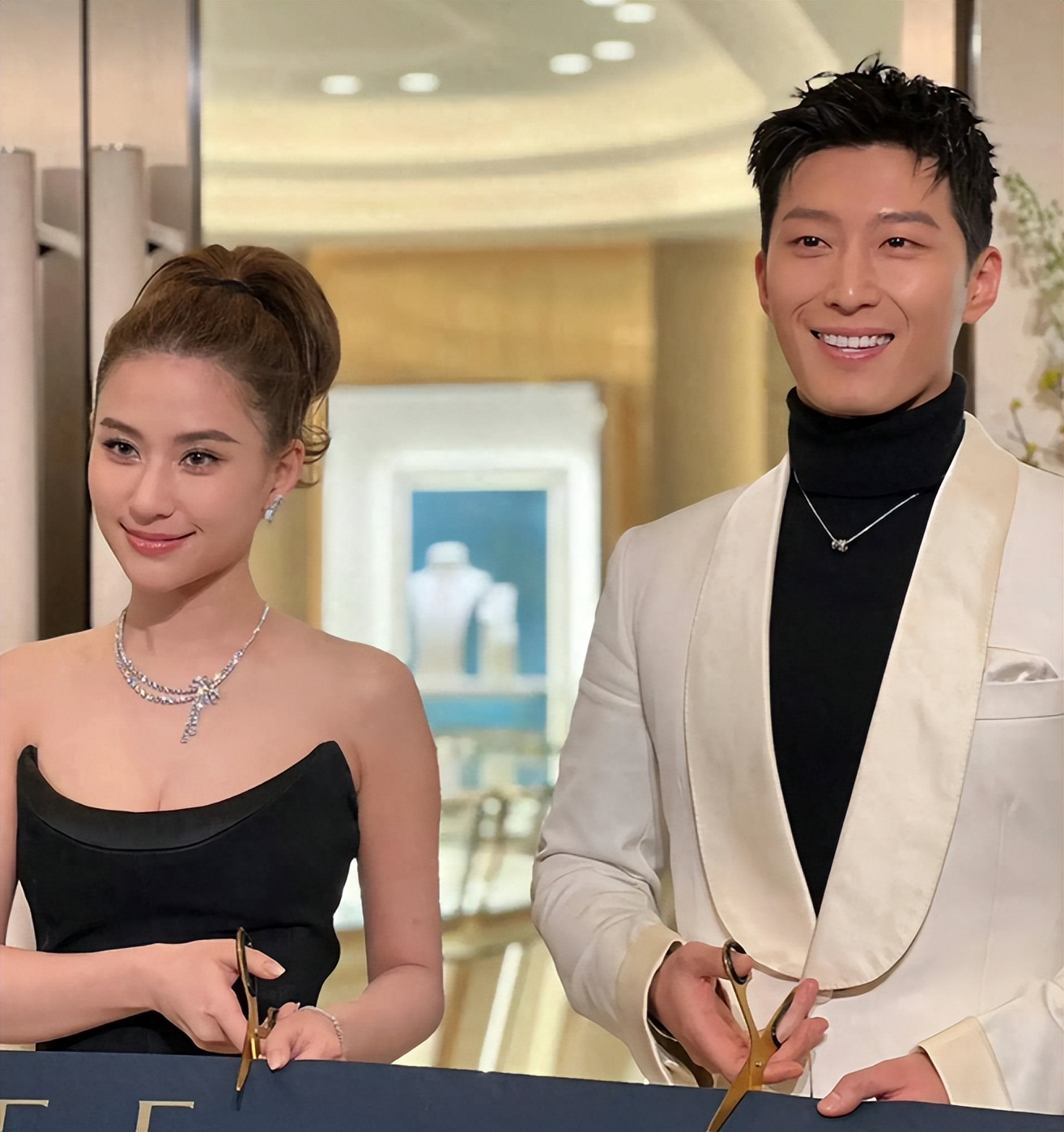 _官方出手了！吴磊床照事件再升级，何猷君被曝出轨，赵露思被牵连_官方出手了！吴磊床照事件再升级，何猷君被曝出轨，赵露思被牵连