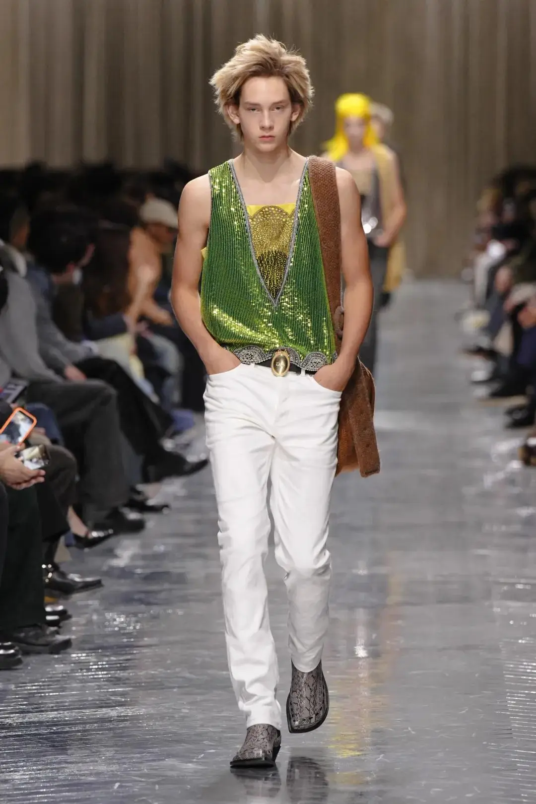 刘嘉玲梁朝伟巴黎秀恩爱、爱马仕男装总监发布告别秀、LV三帅同框自拍，巴黎夯的一周！