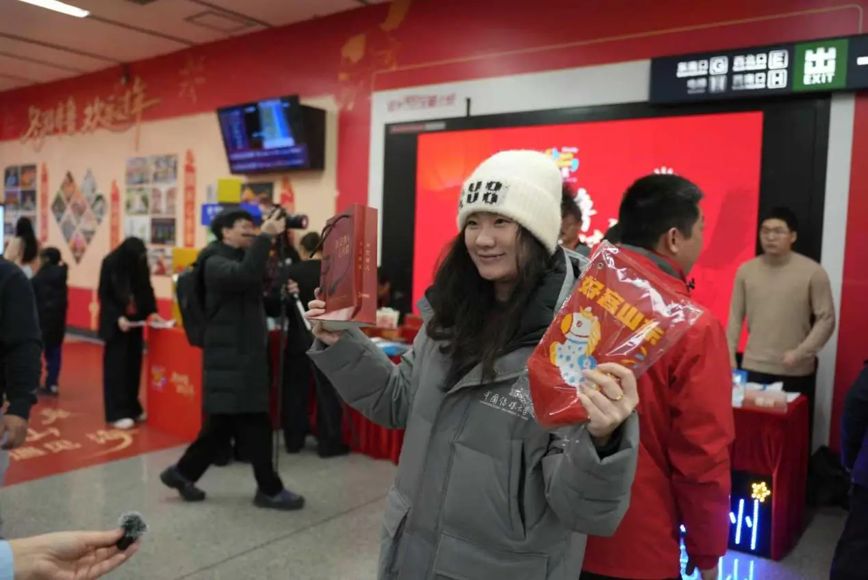 在北京地铁打卡好客山东“冬游齐鲁欢乐过年”推广活动走进朝阳门地铁__在北京地铁打卡好客山东“冬游齐鲁欢乐过年”推广活动走进朝阳门地铁