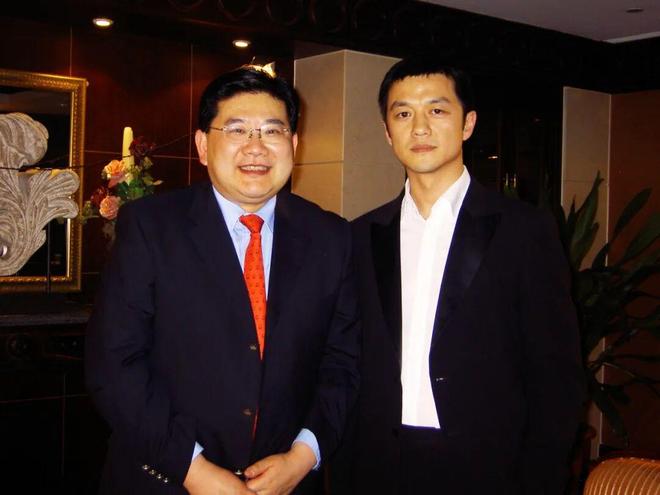 曹可凡 | 李亚鹏：从裂缝处生出向上的勇气__曹可凡 | 李亚鹏：从裂缝处生出向上的勇气