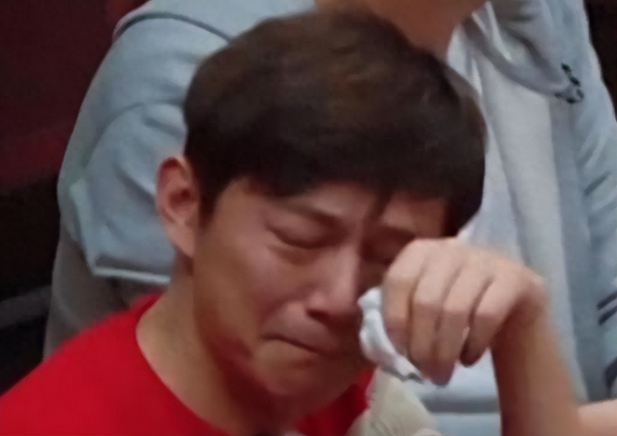 无妻无子、遭保姆反咬、现因魏大勋再遭网暴 51岁何炅晚年混成这?