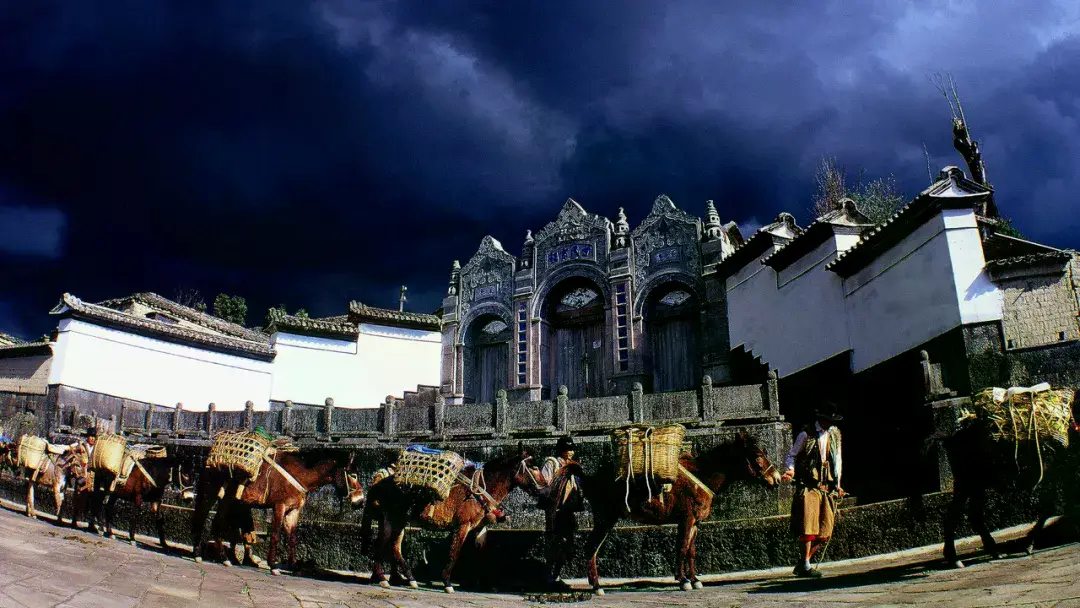 腾冲风物志丨和顺洗衣亭：一亭藏岁月，半河映深情_腾冲风物志丨和顺洗衣亭：一亭藏岁月，半河映深情_