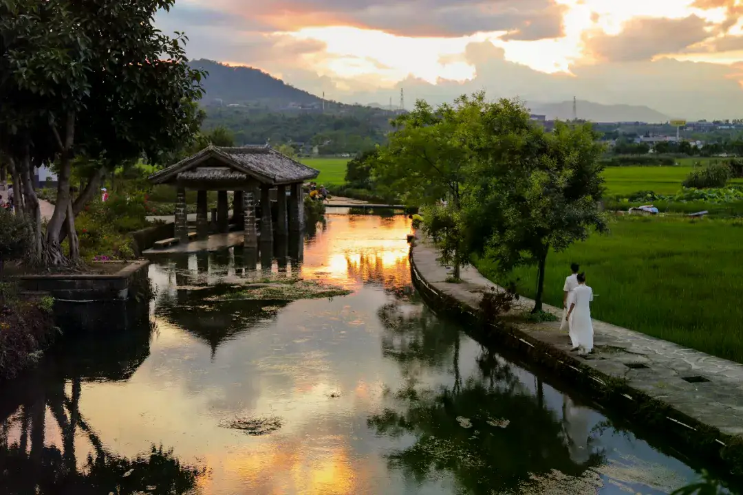 腾冲风物志丨和顺洗衣亭：一亭藏岁月，半河映深情__腾冲风物志丨和顺洗衣亭：一亭藏岁月，半河映深情