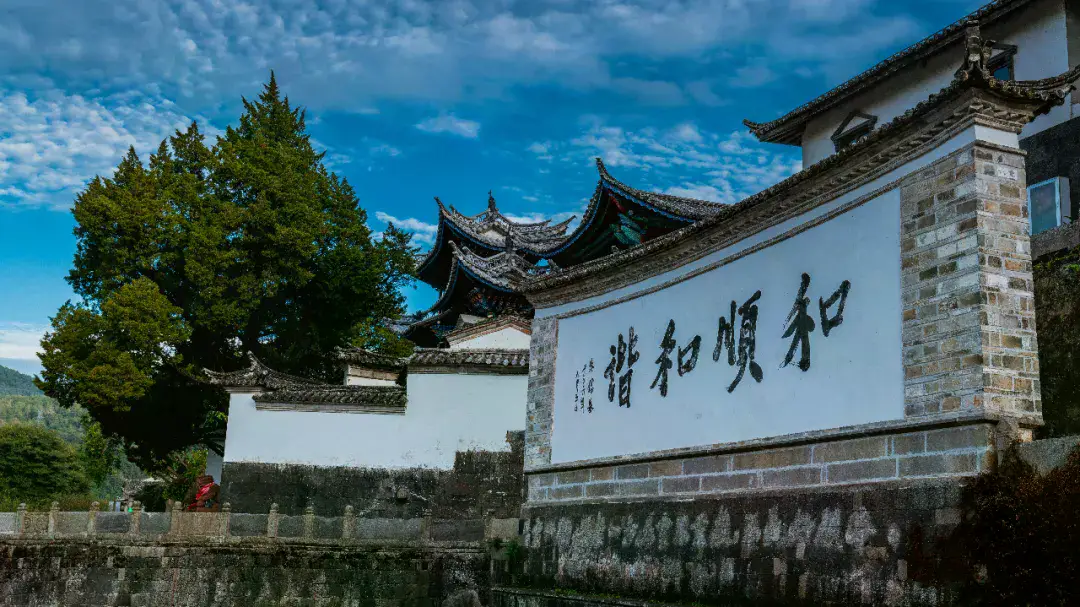 腾冲风物志丨和顺洗衣亭：一亭藏岁月，半河映深情_腾冲风物志丨和顺洗衣亭：一亭藏岁月，半河映深情_