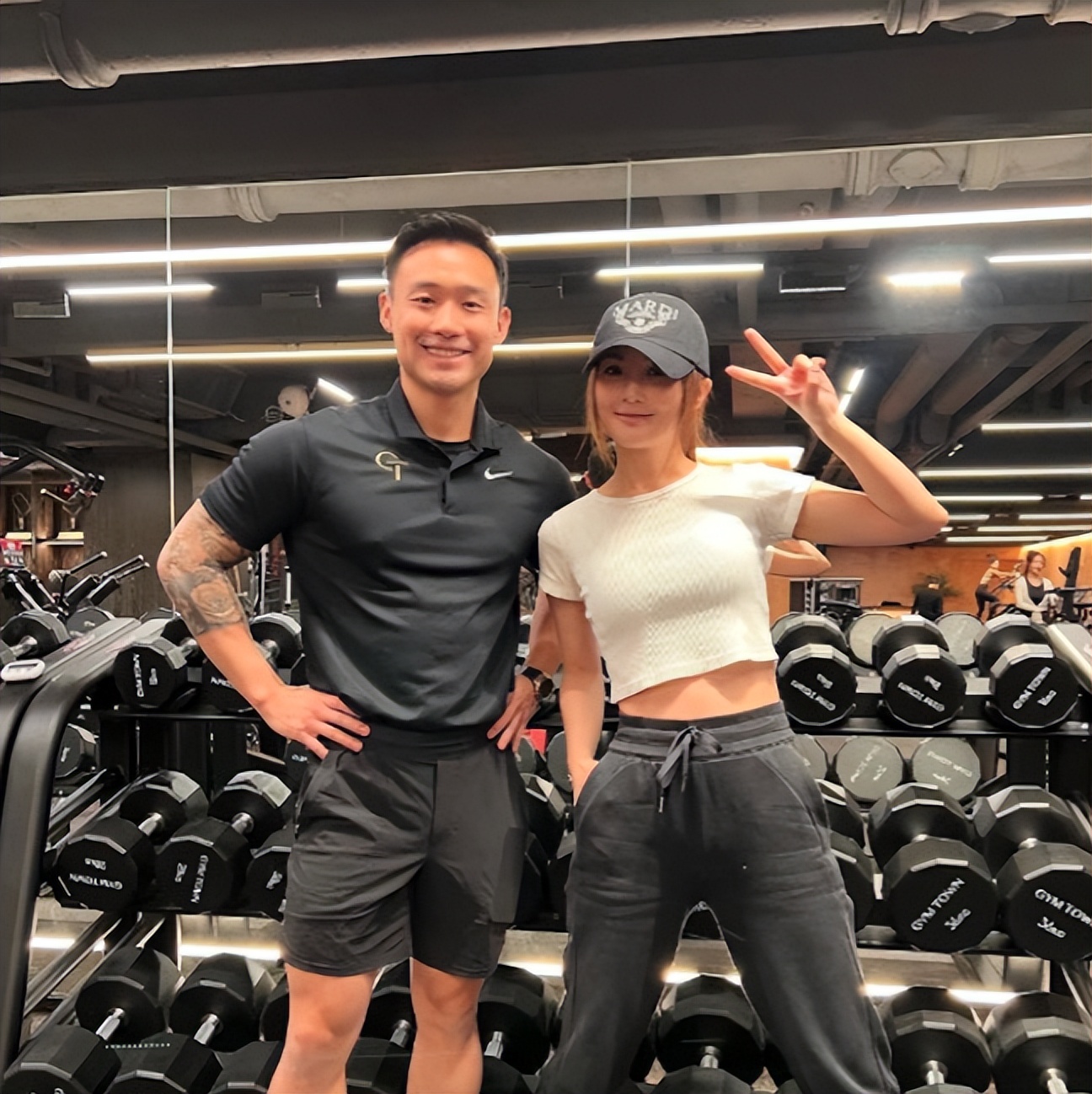 43岁阿Sa官宣新恋情，男方是健身教练比她小9岁，多张恩爱照曝光__43岁阿Sa官宣新恋情，男方是健身教练比她小9岁，多张恩爱照曝光