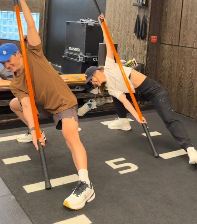 43岁阿Sa官宣新恋情，男方是健身教练比她小9岁，多张恩爱照曝光_43岁阿Sa官宣新恋情，男方是健身教练比她小9岁，多张恩爱照曝光_