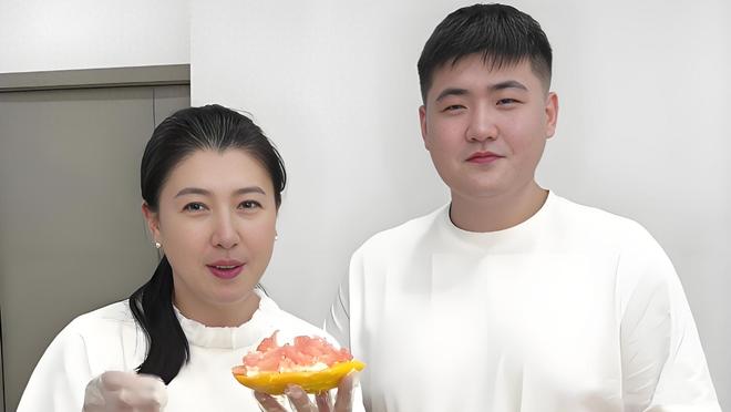 看瓜的老头让小伙暴菊_郭晶晶代言过的广告_