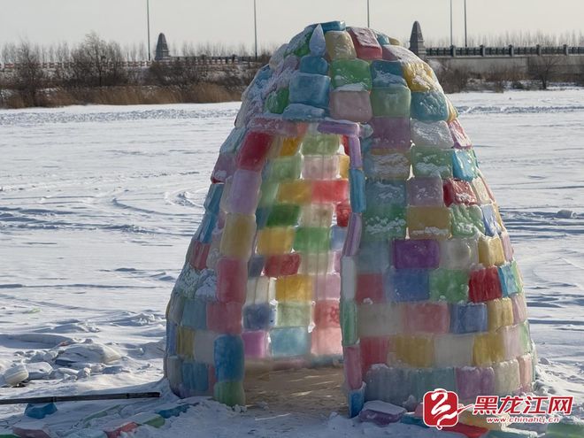 零基础哈尔滨姑娘徒手搭“翻车冰屋”爆火 网友:想起小时候过家家